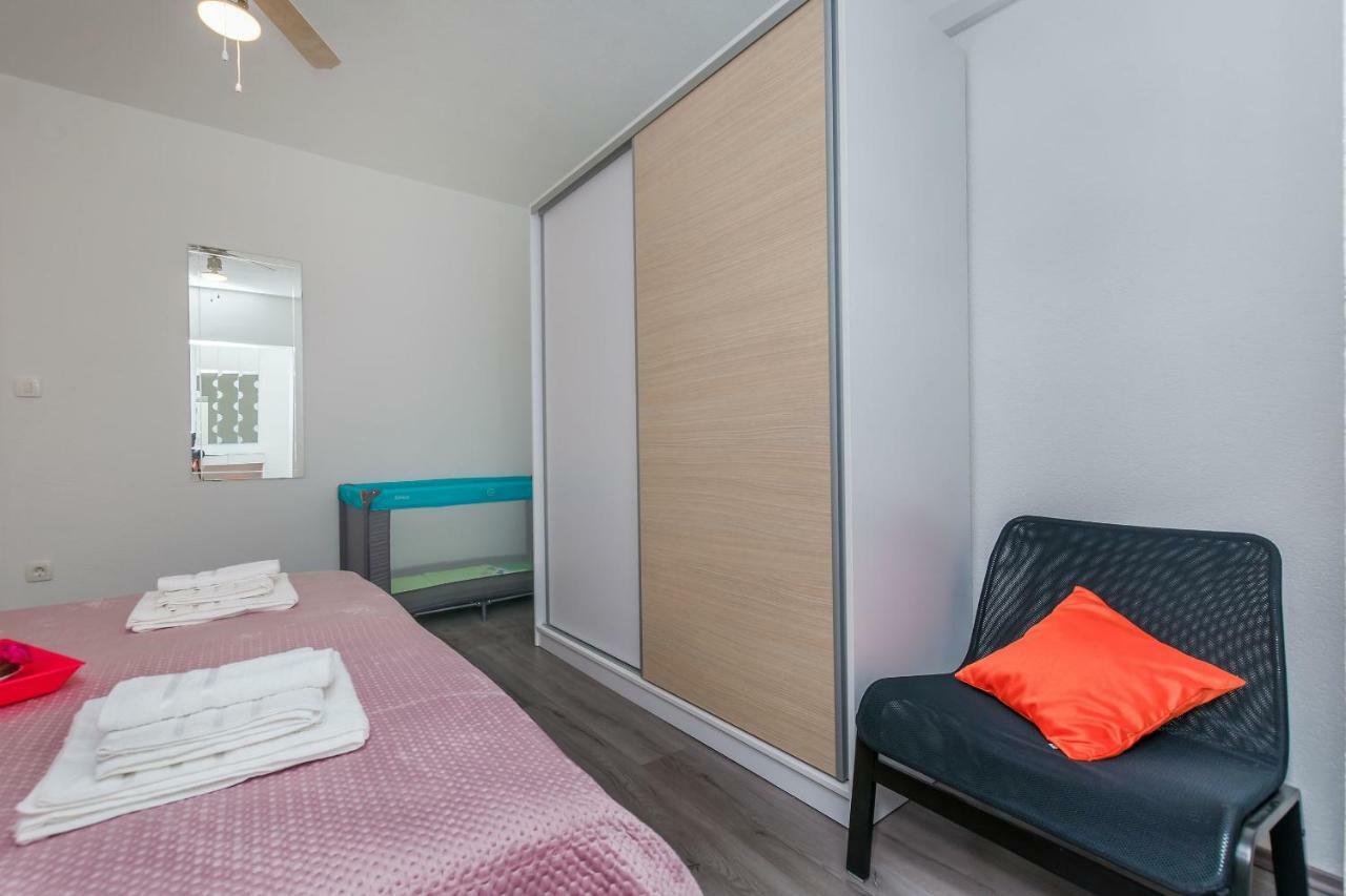 Apartment Adrian Omis Exterior photo